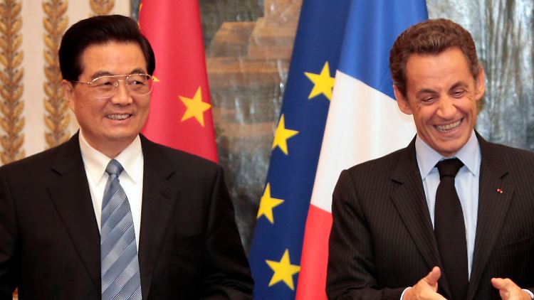 Da kommt gute Laune auf: Der chinesische Präsident Hu Jintao neben seinem französischen Amtskollegen Nicolas Sarkozy bei der Vertragsunterzeichnung. 