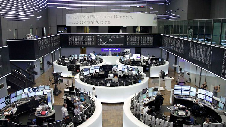 Der Dax am Dienstag: Auf der Anzeigetafel im großen Handelssaal der Frankfurter Börse ist der ZEW-Effekt gut zu erkennen.