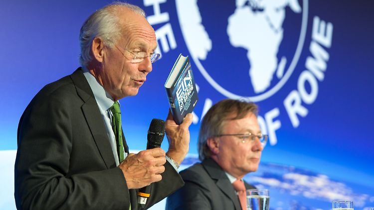 Jorgen Randers (l) und Graeme Maxton (r) stellen in Berlin ihr Buch "Ein Prozent ist genug. Mit wenig Wachstum soziale Ungleichheit, Arbeitslosigkeit und Klimawandel bekämpfen" vor.