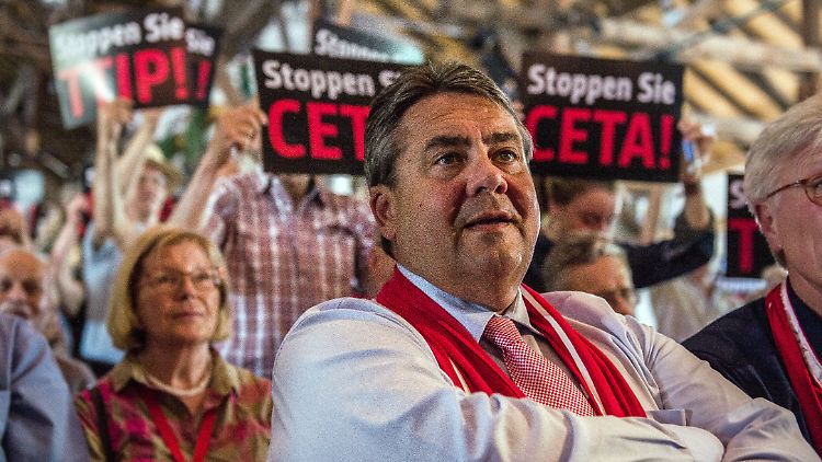 Sigmar Gabriel mit Ceta-Gegnern im Juni beim evangelischen Kirchentags in Baden-Württemberg