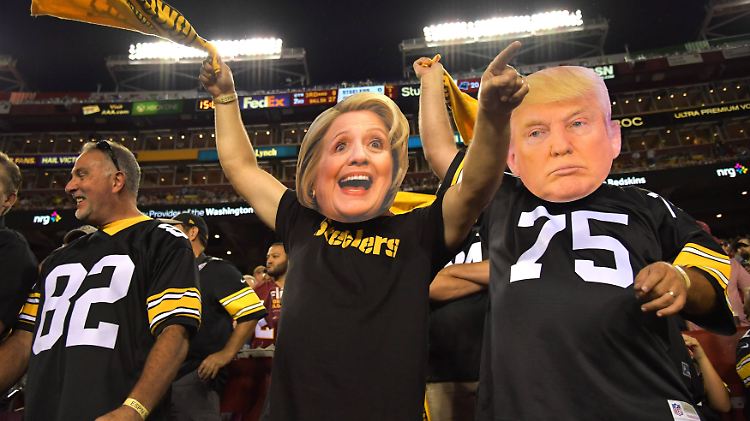 Football-Fans erscheinen zum Spiel der Pittsburgh Steelers als Clinton und Trump.