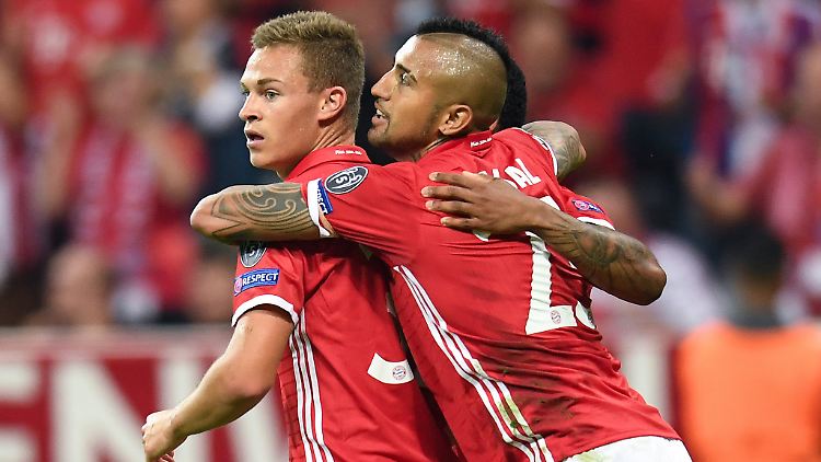 "Viele haben gesagt, wenn man einmal trifft, dann läuft es": Joshua Kimmich, hier mit dem Kollegen Arturo Vidal.