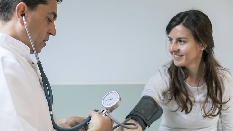 Den Blutdruck lässt man zuverlässig beim Arzt oder in Apotheken messen. 