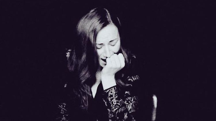 Die Frauen lesen aus Büchern vor. Was unter dem Tisch passiert, ist nur an ihren Gesichtern zu erkennen.