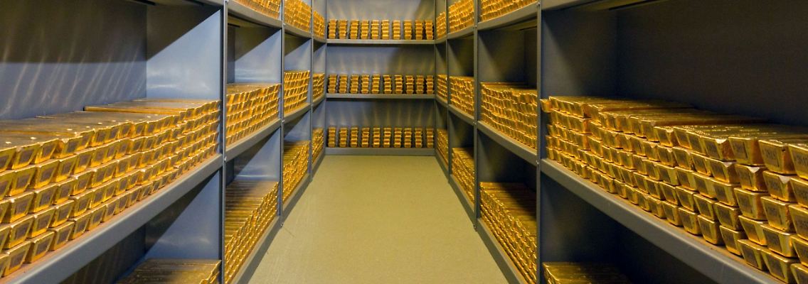 Gold in Barren im Keller der Bundesbank: Die Feinunze à 31,1 Gramm kostet derzeit mehr als 1300 Dollar.