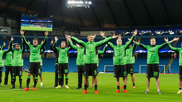 Dank an die Fans: Gladbachs Spieler am Dienstagabend in Manchester.