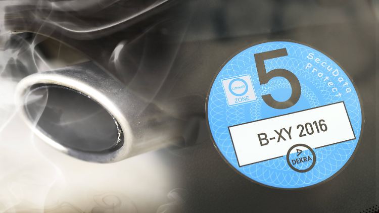 Mit der Blauen Plakette könnten Städte besonders schmutzige Autos aus Umweltzonen fernhalten.