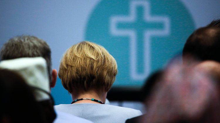 Das deutsche Recht schützt "auch die Freiheit, anders zu sein als die Mehrheit es sich wünscht oder vorstellt", sagte die Kanzlerin. 