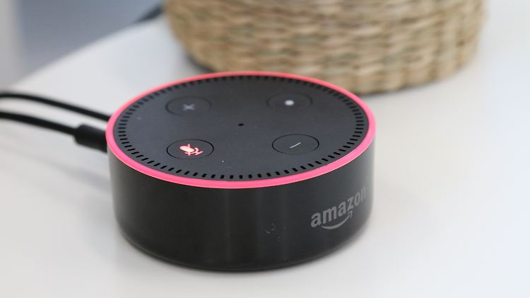 Klein, aber ganz Ohr: Mit Geräten wie dem Echo Dot erobern Amazon und seine Assistentin Alexa weltweit die Wohnzimmer. 