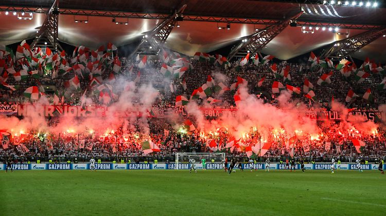 Die Fans von Legia Warschau haben eine innige Beziehung zur Pyrotechnik.
