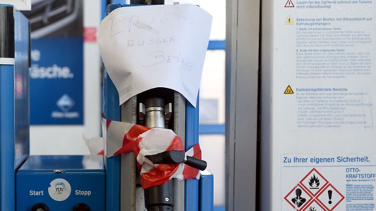 Ein Zettel weist auf die Schließung einer Erdgaszapfsäule an einer Kölner Aral-Tankstelle hin.