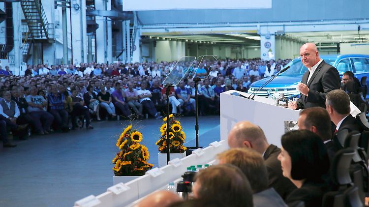 Betriebsratschef Bernd Osterloh spricht vor den Wolfsburger VW-Beschäftigten.