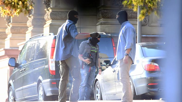 Vermummte Polizisten passen am Bundesgerichtshof auf, wo die Terrorverdächtigen einem Ermittlungsrichter vorgeführt wurden.