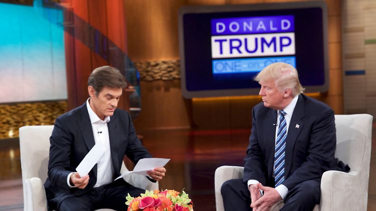Donald Trump überreicht Dr. Oz einen einseitigen Bericht über seinen Gesundheitszustand.