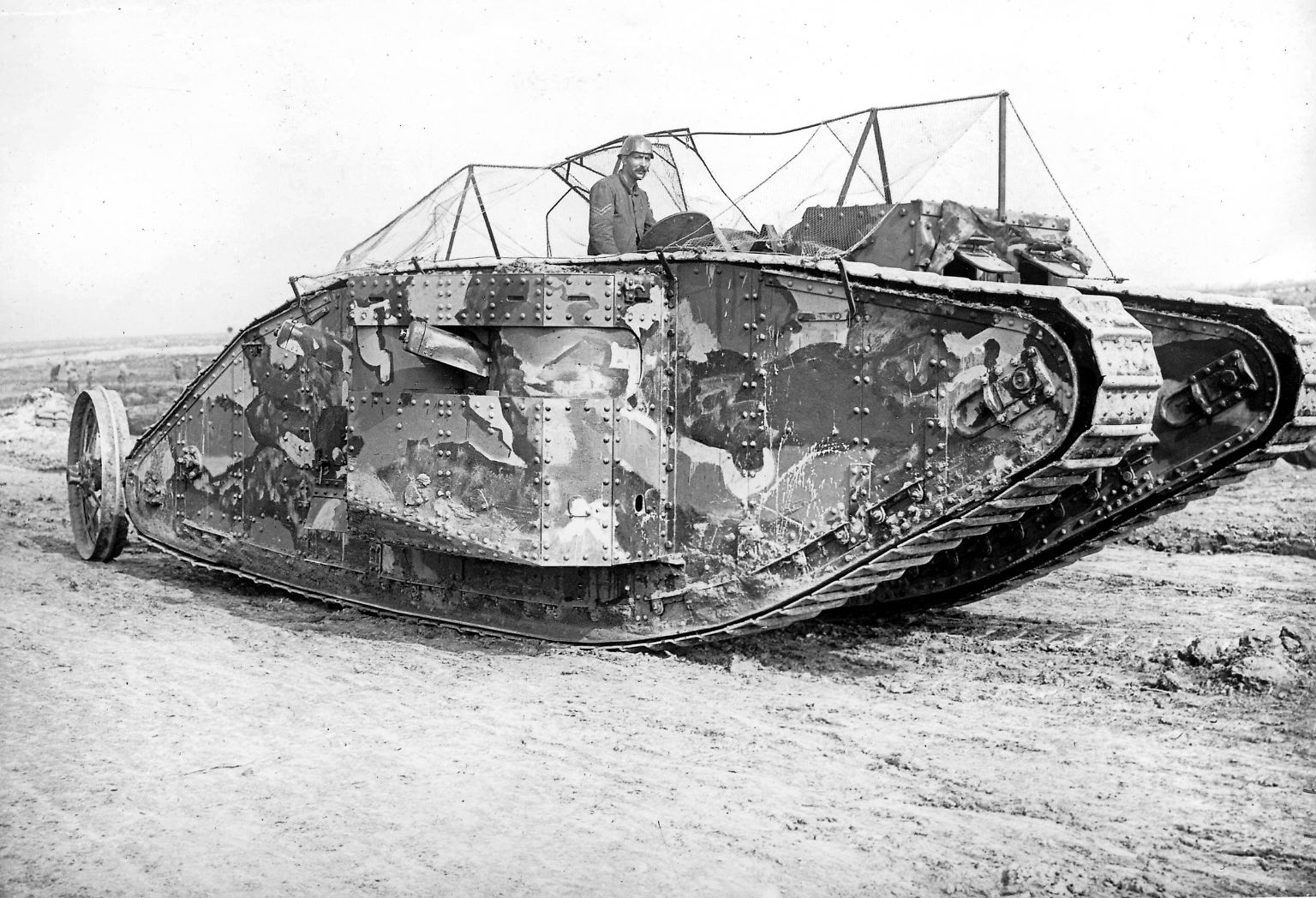 Heute vor genau 100 Jahren kommt erstmals ein Kampfpanzer zum Einsatz. Am 15. September 1916 rollt dieser "Mark I" für die britische Armee in die Schlacht an der Somme. 