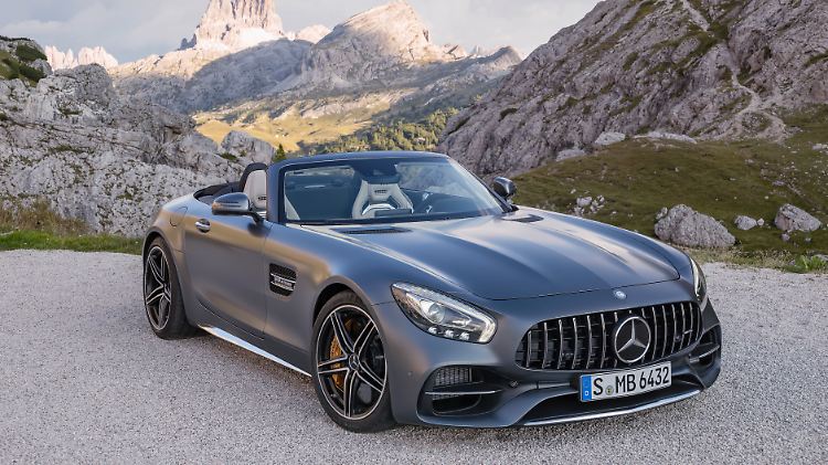 Mit dem AMG Panamericana Grill blickt der AMG GT C nicht minder böse als der GT R.