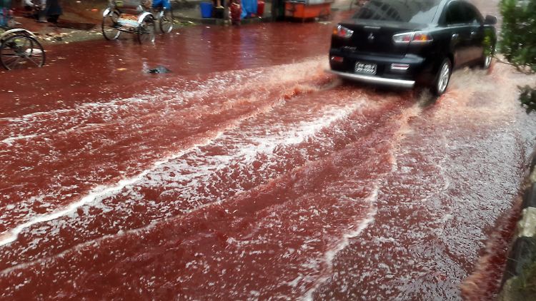 Bangladeschs Hauptstadt ist häufiger von Hochwasser betroffen - rot ist das Wasser aber normalerweise nicht.
