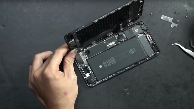 Das iPhone 7 Plus zeigt sein Innenleben.