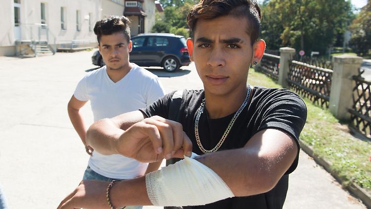 Mehdi (r.) aus Marokko verletzte sich bei den Krawallen am Arm. Ein Rettungswagen kam zunächst nicht bis zu ihm durch.