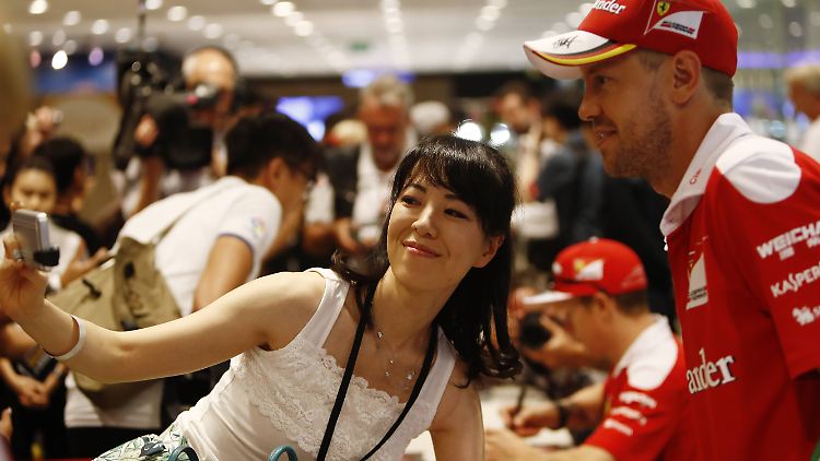 Sebastian Vettel ist ein Singapur ein begehrter Selfie-Gast.