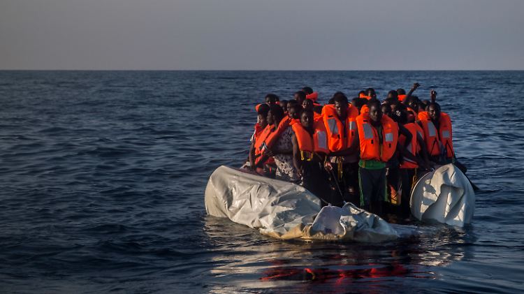 Flüchtlinge werden von Schleppern in Boote gesetzt und dann dem Schicksal überlassen.