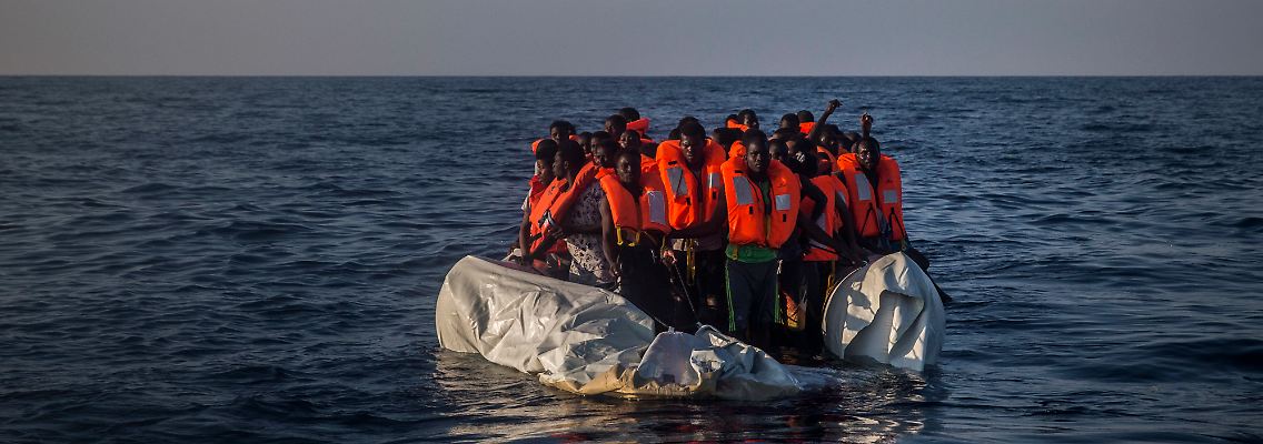Flüchtlinge, die nach Europa wollen, warten im Mittelmeer auf Rettung.