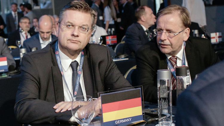 DFB-Präsident Reinhard Grindel und Rainer Koch müssen einiges erklären.
