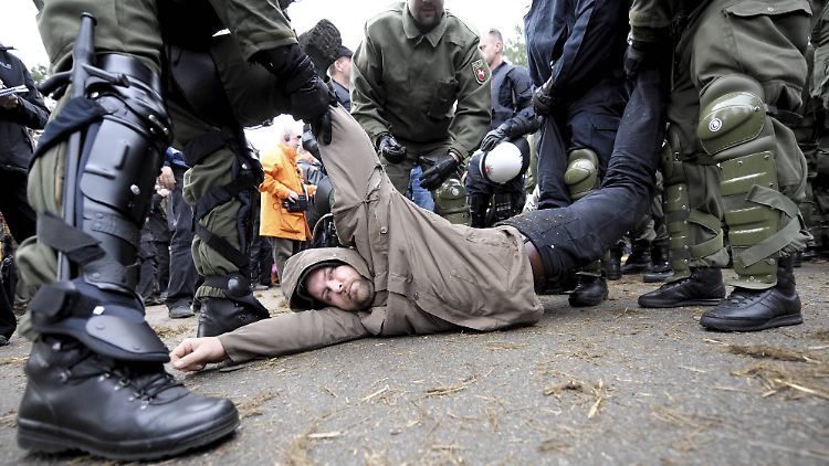 Friedlicher Widerstand: Eine Sitzblockade von Atomkraftgegnern wird 2008 von der Polizei aufgelöst.