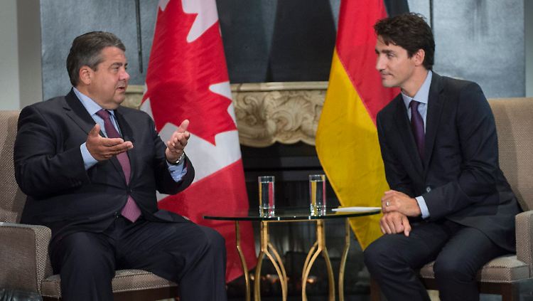 Sigmar Gabriel (l.) und Justin Trudeau