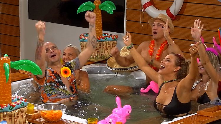 Mallorca-Party im Jacuzzi - das hat Style (fragt sich nur, welchen Niveaus).