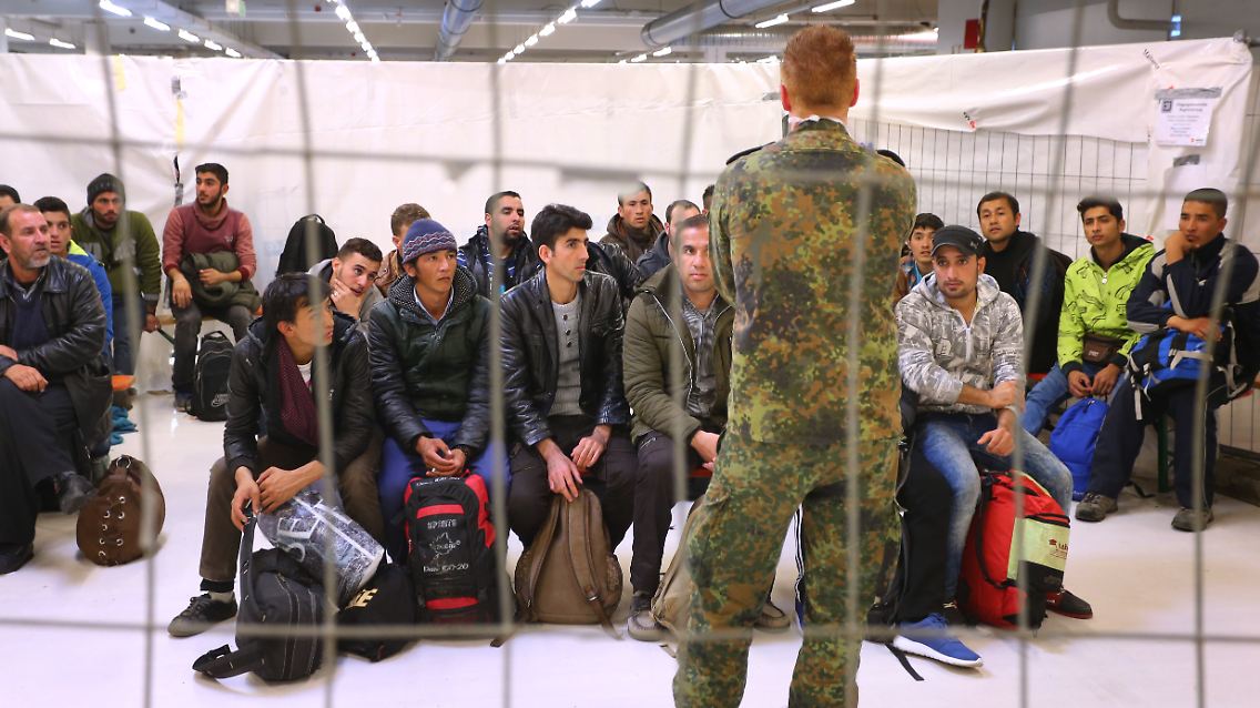 Bundeswehrsoldaten müssen bei der Flüchtlingshilfe Betten aufbauen, Mahlzeiten ausliefern und die Neuankömmlinge informieren.