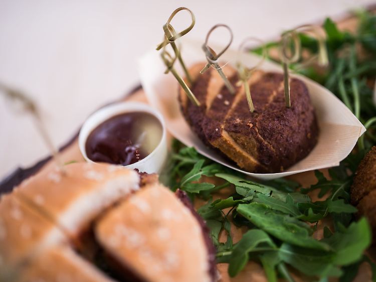 Eine Nachfrage nach vegetarischen Fleischalternativen spüren auch die herkömmlichen Metzger.