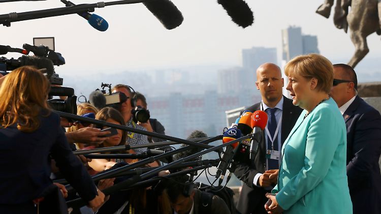 Bundeskanzlerin Merkel nach ihrer Ankunft auf der Burg Bratislava an der Donau, wo das Treffen stattfindet.