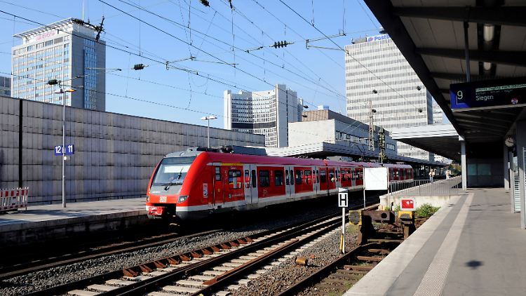 Wegen eines Vogel und eines Zugschadens stehen die Bahnen in Essen still.