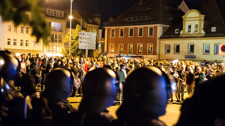 Nach den Ausschreitungen herrschte in Bautzen am Donnerstagabend massive Polizeipräsenz.