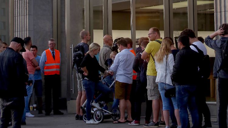 Derzeit drängeln sich wieder die Kunden vor den Apple-Läden - wie hier in Hamburg -, um die neuesten iPhones zu ergattern. Steuern aus dem Gewinn in Europa zahlt das Unternehmen allerdings kaum. 