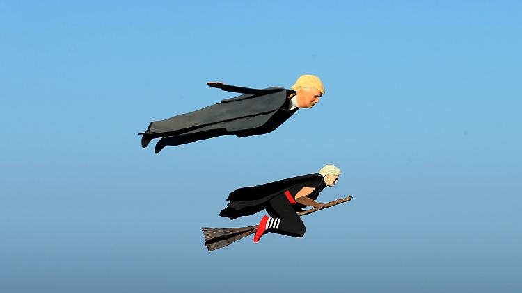 Überflieger: Eine kalifornische Werbefirma ließ am Donnerstag Trump und Clinton in die Luft gehen.