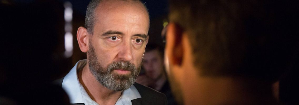 Noch am späten gestrigen Abend gab Ahrens Interviews - und wurde dabei von Rechten beschimpft.