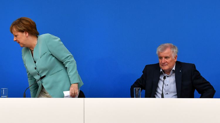 Angela Merkel (CDU) und Horst Seehofer (CSU) sind sich schon länger nicht mehr einig.