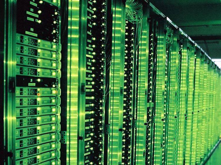 Die Wolke ist ein Rechner-Park: Etwas in die Cloud zu schieben, bedeutet genaugenommen, es auf dem Server des entsprechenden Anbieters abzulegen.