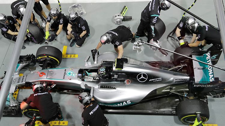Nico Rosbergs Mercedes wurde nach dem Crash im ersten Training rechtzeitig für die Tagesbestzeit wieder hergerichtet.