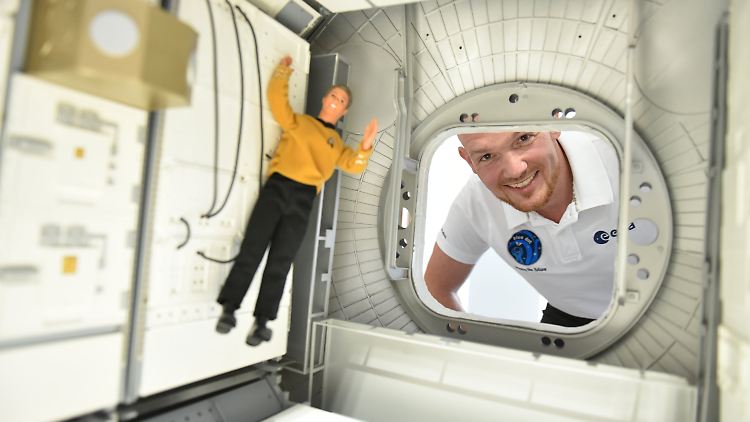 Mit Anschauungsmaterial versucht die Ausstellung, die Bedingungen im Weltraum nachzustellen.