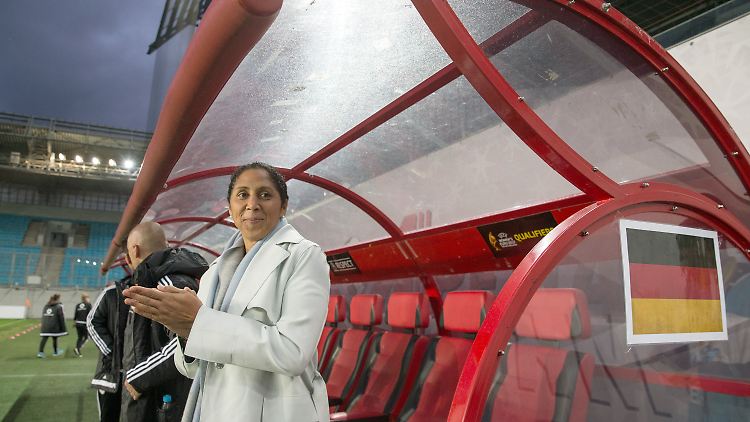 Steffi Jones macht mit den DFB-Frauen weiter, so ihre Vorgängerin Silvia Neid aufgehört hat: sie siegt und siegt und siegt.