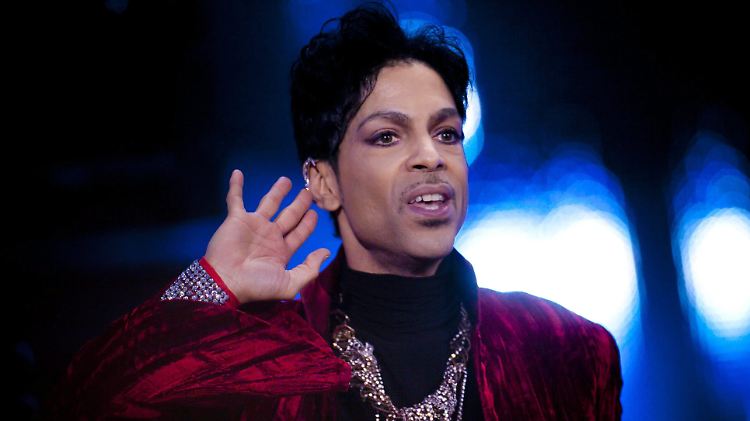 Prince bei einem Konzert 2011.