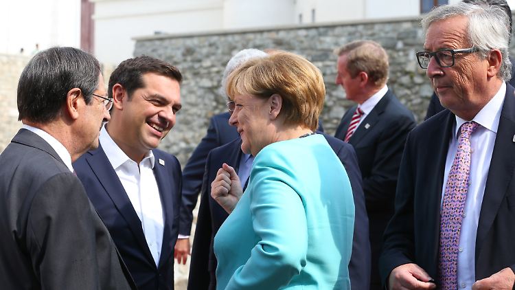 Gute Laune in Bratislava: Angela Merkel spricht mit dem griechischen Premier Alexis Tsipras.