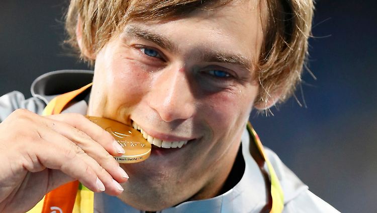 Keine Schokolade, sondern Gold: Sebastian Dietz macht den Beißtest.
