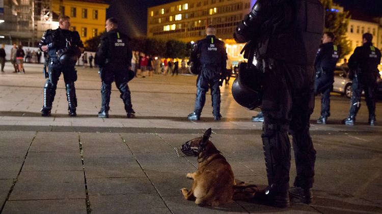 130 Polizeibeamte waren in der Nacht zu Samstag auf dem Bautzener Kornmarkt im Einsatz - die Lage blieb ruhig.