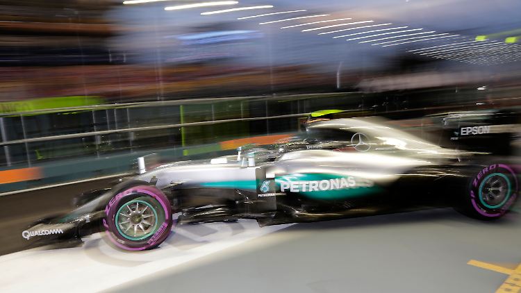 Sofern Nico Rosberg seinen Dienstwagen nicht in die Mauer setzt, zaubert er mit seinem Mercedes Bestzeiten auf den Asphalt in Singapur.