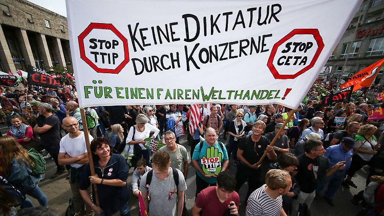 "Keine Diktatur durch Konzerne", heißt es auf einem Plakat in Stuttgart.