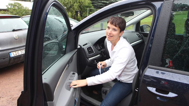 Wer den Anschlag auf Petrys Auto verübt hat, ist bisher unbekannt.